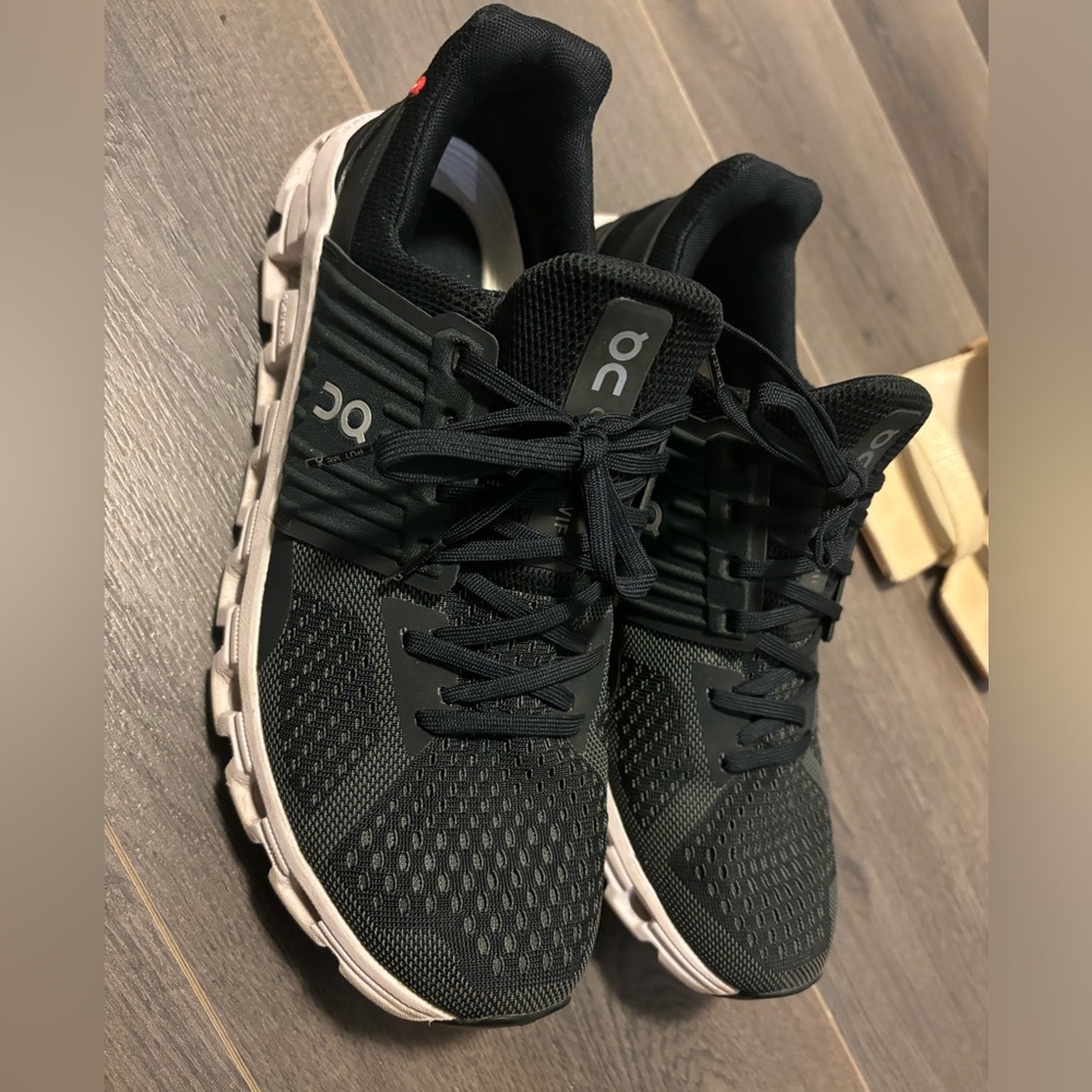 On Women’s Cloudswift lace up running shoes Size 10